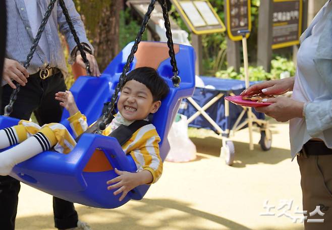서울 노원구 상계동에 있는 통합놀이터인 초록숲놀이터에서 윤 한(4세)군이 그네를 타고 있다. 주보배 기자
