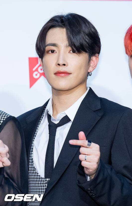 [OSEN=도쿄, 민경훈 기자] 16일 오후 일본 도쿄 아리아케 아레나(TOKYO ARIAKE ARENA)에서 '케이콘 2022 - 재팬 (KCON 2022 - JAPAN)' 3일차 포토월 행사가 진행됐다.14~16일 동안 도쿄 중심부 아리아케 아레나에서 열리는 '케이콘(KCON) 2022 재팬'은  K-팝 및 글로벌 음악 아티스트 22팀이 참여해 특별 퍼포먼스와 협업 무대로 채워진다.콘서트 첫 날은 아이앤아이·기현·르세라핌·엔믹스·옥토퍼스·티엔엑스·티오원·비비지가 공연을 펼친다. 이튿날은 에이티비오·디케이지·프로미스나인·아이브·제이오원·뉴진스·투모로우바이투게더가, 마지막 날은 에이티즈·브레이브걸스·다크비·조유리·케플러·니쥬·템페스트가 무대를 선보인다.그룹 에이티즈(ATEEZ)의 홍중이 포토월에서 포즈를 취하고 있다. 2022.10.16 /rumi@osen.co.kr