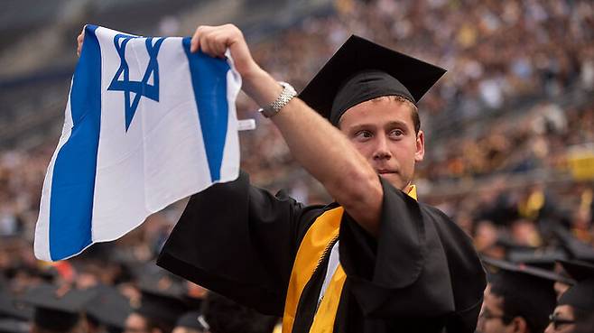 이스라엘 국기를 든 졸업생이 시위를 하는 모습