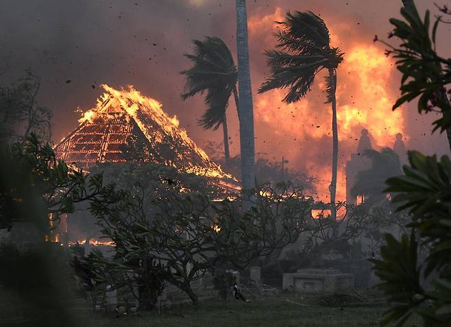 지난 2023년 8월 8일(현지시간) 미국 하와이주 마우이섬 서부 리하이나의 한 교회가 산불로 인한 화염에 휩싸여 있다. AP연합뉴스