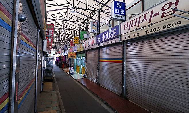 2024년 12월 폐지를 앞두고 있는 안산시 단원구 안산시민시장의 모습. 상인이 점포를 비운 뒤 새로운 상인이 들어오지 않아 굳게 문이 닫혀 있다.