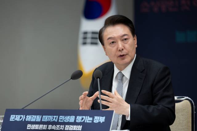 윤석열 대통령이 총선 직전인 지난달 4일 서울 용산 대통령실 청사에서 열린 경제 분야 민생토론회 후속 조치 점검 회의에 참석해 발언하고 있다. 윤 대통령은 이날 윤 대통령은 "민생토론회에서 논의된 내용들을 담은 법안들은 최대한 빨리 준비해서 22대 국회가 구성되면 바로 제출하고 신속히 통과될 수 있도록 최선 다할 것"이라며 "현재 기업 밸류업 지원을 위한 조세특례 제한법 등을 준비하고 있다"고 강조했다. 사진 제공=대통령실