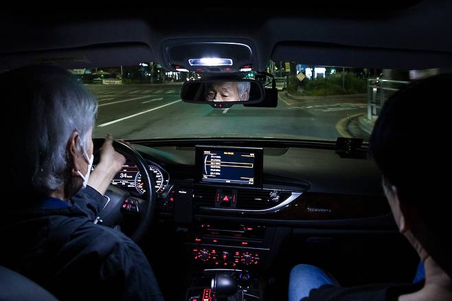 자동차를 운전하는 동안 인간은 자동차라는 기계와 결합한 사이보그가 된다.ⓒ시사IN 신선영