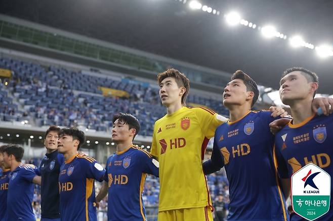 조현우(노란색 유니폼)와 울산 HD 선수들. /사진=한국프로축구연맹 제공