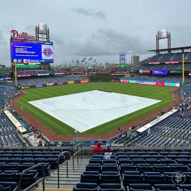 5일(한국시간) 미국 펜실베이니아주 필라델피아에 위치한 시티즌스 뱅크 파크에 경기 시작 전부터 방수포가 덮인 모습. /사진=샌프란시스코 자이언츠 구단 제공