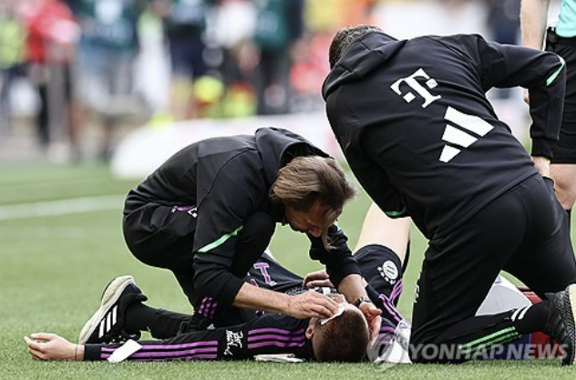 바이에른 뮌헨은 4일(한국시간) 독일 슈투트가르트의 메르세데스 벤츠 아레나에서 열린 2023-2024시즌 독일 분데스리가 32라운드 원정 경기에서 슈투트가르트에게 1-3 충격패를 당했다.&nbsp;독일 빌트는 선발로 나선 이들에게 전체적으로 낮은 평점을 매겼다. 특히 3실점을 내준 수비진에게 책임을 크게 물었다. 김민재는 데이비스와 함께 팀 내 최저인 5점을 받았다. 붕대 투혼을 펼친 다이어는 무난한 3점이었다. 연합뉴스