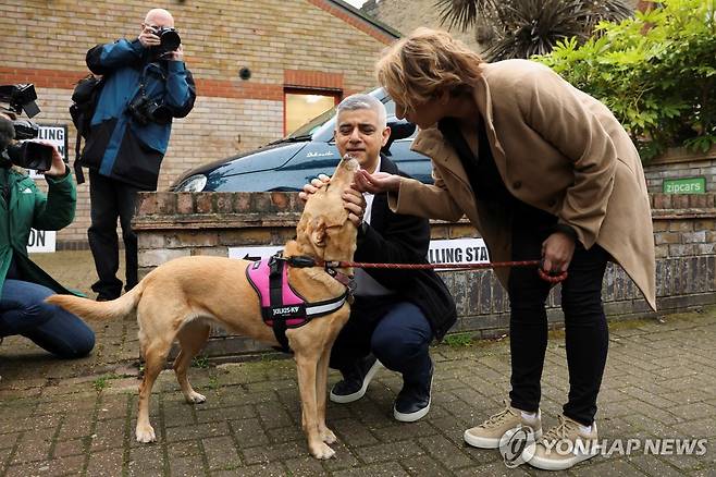 2일(현지시간) 반려견을 데리고 투표장에 나온 칸 시장 부부 [로이터 연합뉴스 자료사진. 재판매 및 DB 금지]
