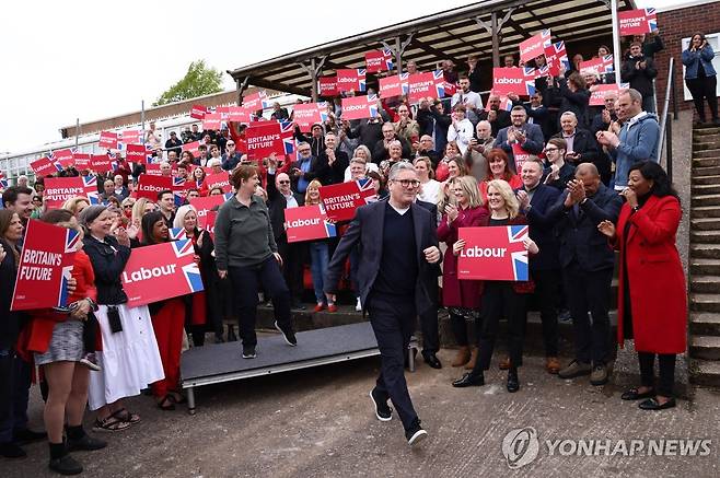 키어 스타머(앞줄 가운데) 노동당 대표가 지방선거 승리후 연설하기 위해 나서고 있다. [AFP=연합뉴스]