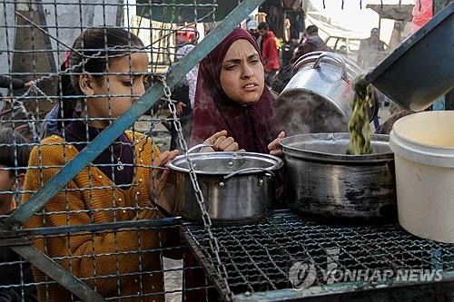 식량 배급을 기다리는 가자지구 주민들  (자발리야·로이터=연합뉴스) 지난 3월 22일(현지시간) 가자지구 북부 자발리야에서 주민들이 무료 식량을 배급받기 위해 기다리고 있다. 2024.05.05