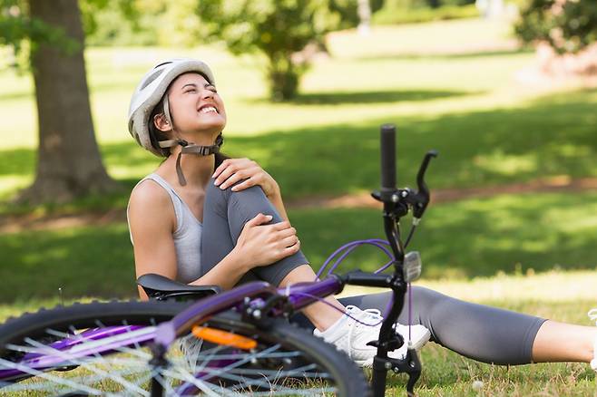 자전거는 바깥과 실내 모두 가능한 운동이지만 어깨, 무릎 등 부상에 주의해야 한다. [사진=게티이미지뱅크]