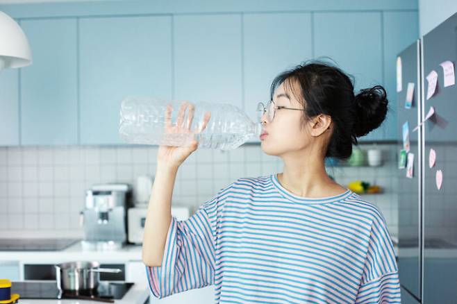 페트병 형태의 음료는 편리하지만 주의사항도 그만큼 많다. 한 번이라도 병 입구에 입이 닿으면 세균 번식의 위험이 높다. [사진=게티이미지뱅크]