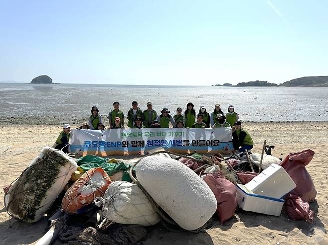 허성 코오롱ENP 대표이사 등 20여명의 임직원들은 환경 정화 활동을 통해 인천 영종도 용유해변에서 폐플라스틱, 폐어구(어망), 스티로폼 등 쓰레기를 수거했다.(코오롱ENP 제공)