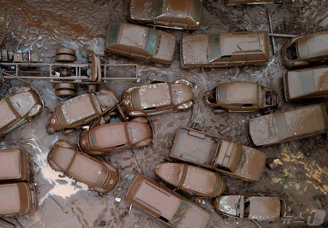 지난 3일 브라질 남부 히우 그란지 두 술 지역에 집중된 호우로 자동차들이 물에 잠긴 모습. ⓒ 로이터=뉴스1 ⓒ News1 박형기 기자