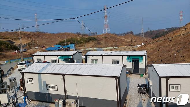 산불이 발생했던 경북 울진군 북면 신화 2리 마을 회관 앞 집터에 지난해 조립식 주택들이 들어서 있는 모습. ⓒ News1 최창호 기자