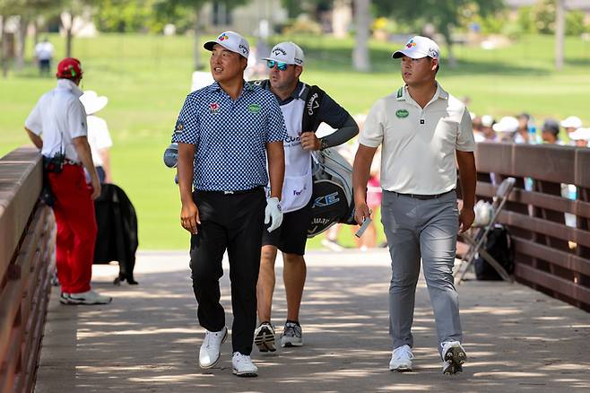 PGA투어 더 CJ컵 바이런 넬슨에 출전한 이경훈(왼쪽)과 김시우가 TPC 크레이그 랜치를 함께 걷고 있다. 사진 | 맥키니(미 텍사스주)=CJ그룹