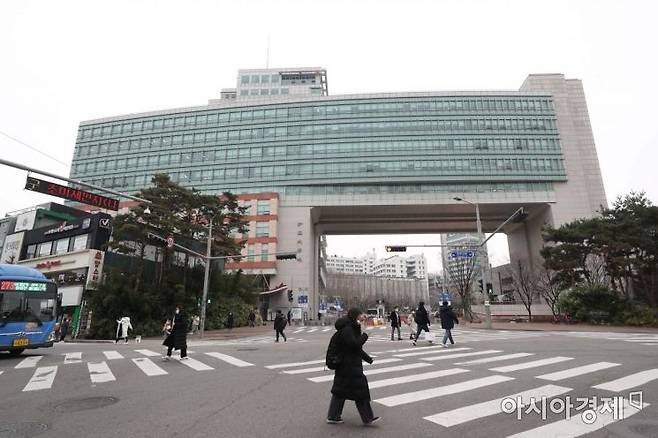 서울 마포구 홍익대학교 앞에서 시민들이 발걸음을 옮기고 있다. /문호남 기자 munonam@