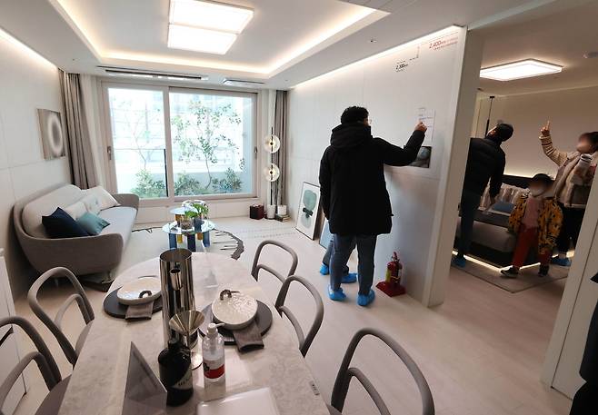 오는 6월 입주를 앞둔 서울 소재 한 아파트의 25평형 견본주택을 관람객들이 둘러보는 모습. 최근 1·2인 가구가 늘고 분양가도 오르면서 과거 국민 평형으로 통했던 34평형 대신 소형 아파트를 찾는 사람이 늘어나고 있다./연합뉴스