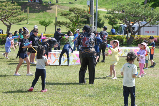 '어린이 큰잔치와 함께하는 홍성역사인물축제'에서 어린이들이 가족들과 물총놀이를 하고 있다. 홍성군 제공.