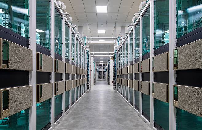 데이터센터 내부에는 컴퓨팅 서비스를 위해 필요한 서버, 케이블, 랙(선반) 등이 설치돼 있다. 네이버 제공