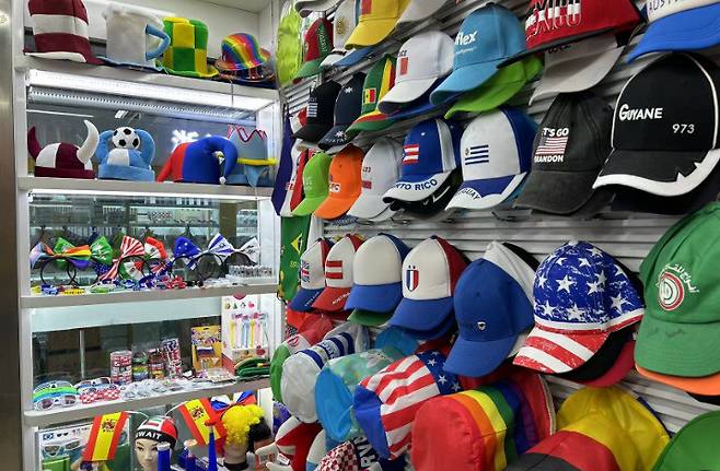 중국 저장성 이우 도매시장에 각 나라의 국기가 표시된 모자가 진열돼 있다. 시대정신 누리집 갈무리