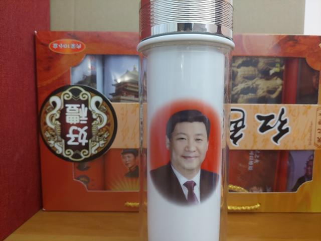 시진핑 중국 국가주석의 얼굴이 새겨진 텀블러. 중국 베이징 쇼핑가의 주요 기념품 가게에서 마오쩌둥 굿즈(goods)와 함께 판매되고 있다. 베이징=조영빈 특파원