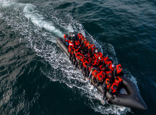 영국으로 향하는 난민들이 지난 4일 소형 보트에 몸을 싣고 영불해협(영국해협)을 건너고 있다. 로이터 연합뉴스