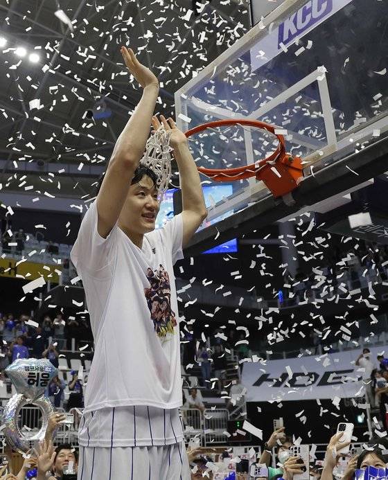 챔피언결정전 우승 후 ‘림 그물 커팅 세리머니’를 펼치는 KCC의 에이스 허웅. 동생 허훈이 이끄는 KT를 꺾고 아버지 허재 전 감독의 대를 이어 챔피언 반지를 꼈다. [뉴시스]
