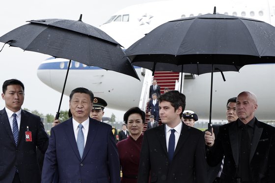 5일(현지시간) 프랑스 파리 오를리 공항에 도착한 시진핑 중국 국가주석과 부인 펑리위안 여사가 가브리엘 아탈 프랑스 총리의 영접을 받았다. AP=연합뉴스