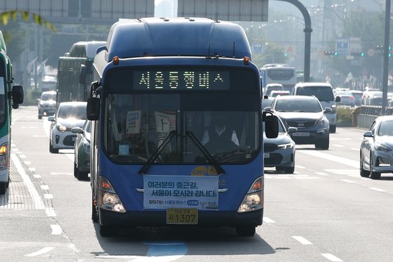 서울동행버스가 서울 강서구 김포공항역 버스정류장에 들어서고 있다. [뉴스1]