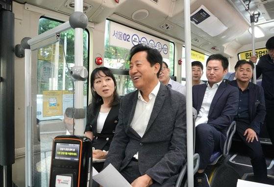 오세훈 서울시장이 경기도에서 서울로 출퇴근하는 수도권 주민의 교통난 해소를 위한 맞춤형 광역교통수단인 '서울동행버스'를 시승하고 있다.   [연합뉴스]
