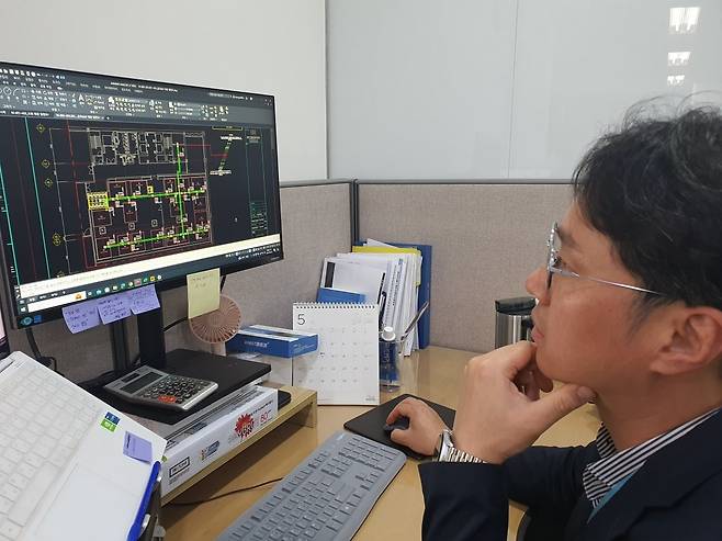 박기용 부장이 과천 신사옥 클린룸 설계 검토를 하고 있다. 수원=윤현주 기자