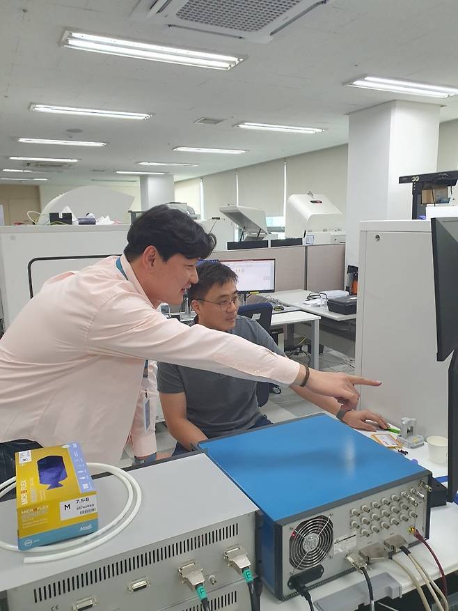 김상준 프로(왼쪽)와 안병운 상무가 측정 결과를 논의하고 있다. 수원=윤현주 기자