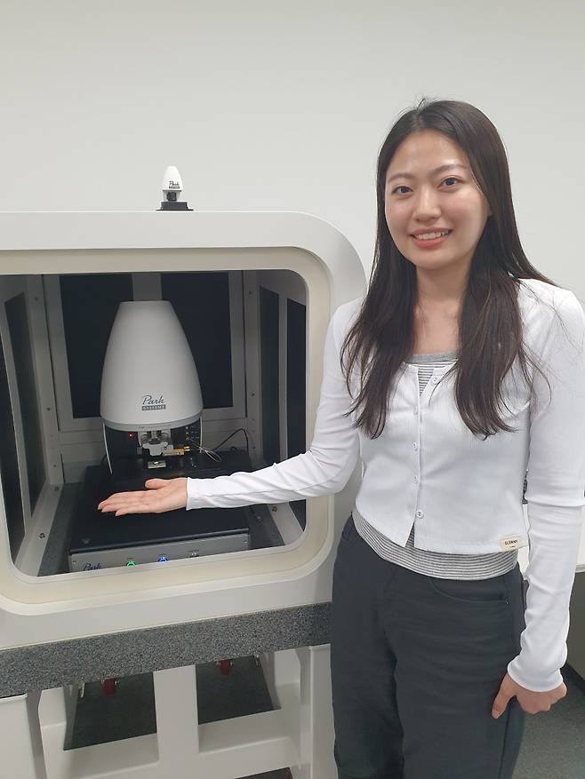 권민정 사원이 FX40 장비를 설명하고 있다. 수원=윤현주 기자