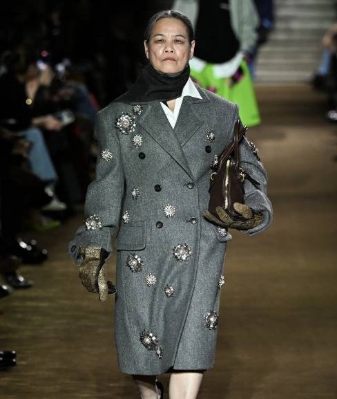 올해 파리 FW 패션위크에서 미우미우 모델로 선정된 70대 상하이 출신 인플루언서 친 후이란. 사진=WWD 캡처