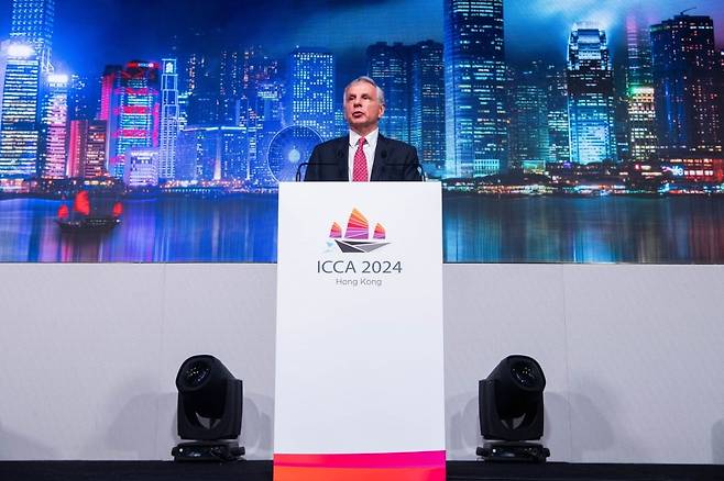 5일 홍콩 침사추이의 로즈우드 호텔에서 열린 '국제상사중재위원회 총회(ICCA Congress) 2024 홍콩' 개막식에서 스타니미르 알렉산드로프 ICCA  회장이 축사를 하고 있다. 사진=홍콩국제중재센터(HKIAC) 제공