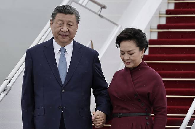 유랍 순방을 떠난 시진핑 중국 국가주석과 부인 펑리위안이 5일(현지시간) 파리 오를리 공항에 도착해 비행기에서 내려오고 있다./AP연합뉴스