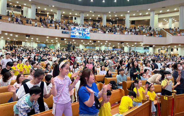 여의도순복음교회의 '온 가족이 함께하는 예배'에 참석한 어린이들이 찬양하는 모습. 임보혁 기자
