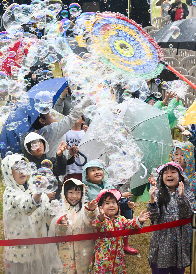 5일 연천 구석기축제 버블쇼에서 어린이들이 즐거운 표정으로 거품을 만져보고 있다. 조주현기자