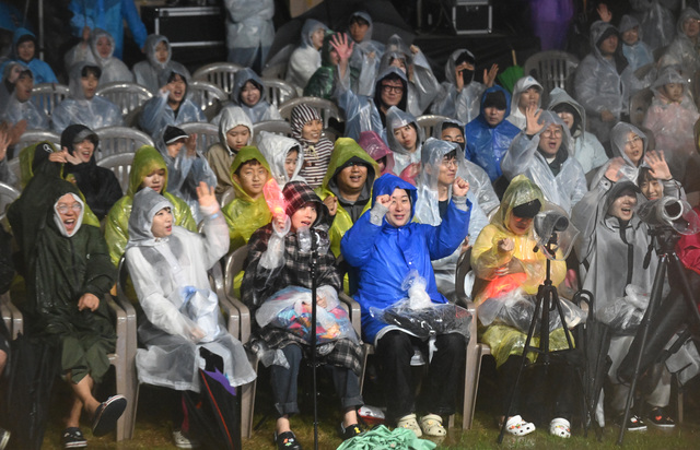 인기가수 김필·안다은이 출연한 하나투어 공연을 찾은 관람객들은 늦은 저녁 시간까지 자리를 지키며 축제장의 밤을 환하게 밝혔다. 조주현기자