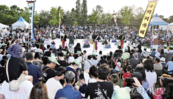 행사장에서 열린 연천 재인폭포전 공연이 관람객들의 눈길을 사로잡았다. 특별취재반