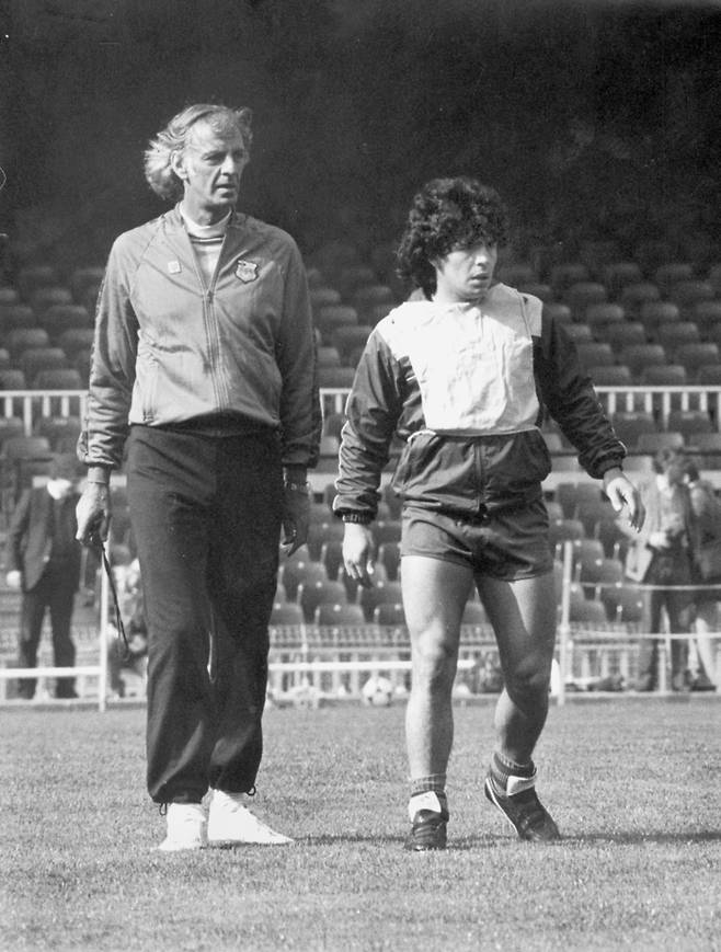 1983년 3월 스페인 바르셀로나에서 FC 바르셀로나 코치를 맡은 세사르 루이스 메노티(왼쪽)이 아르헨티나 축구 영웅 디에고 마라도나(오른쪽)과 함께 첫 훈련에 참가한 모습. [사진=EPA연합]