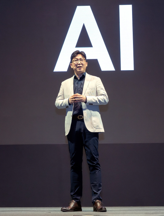 용석우 삼성전자 사장이 지난 3월 13일 서울 서초구 삼성전자 서초사옥에서 열린 ‘Unbox & Discover 2024’ 행사에 참석해 AI TV 시대를 선언하며 2024년 TV 전략을 소개하고 있다.  사진=뉴시스, 삼성전자