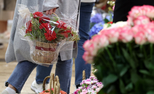 어버이날을 이틀 앞둔 6일 오전 서울 서초구 양재꽃시장에서 시민이 카네이션 바구니을 구매하고 있다. 사진=뉴시스