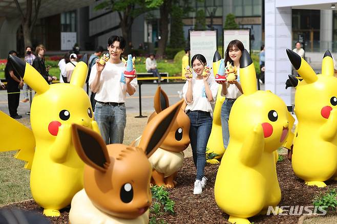 [서울=뉴시스] 김명년 기자 = 지난달 26일 오전 서울 송파구 롯데월드타워 앞 아레나광장에 조성된 '포켓몬 스마일 광장'에서 모델들이 포즈를 취하고 있다. 롯데월드타워는 콘텐츠 비즈니스 프로젝트 '포켓몬 타운 2024 with LOTTE' 행사를 오는 19일까지 진행한다. 2024.04.26. kmn@newsis.com