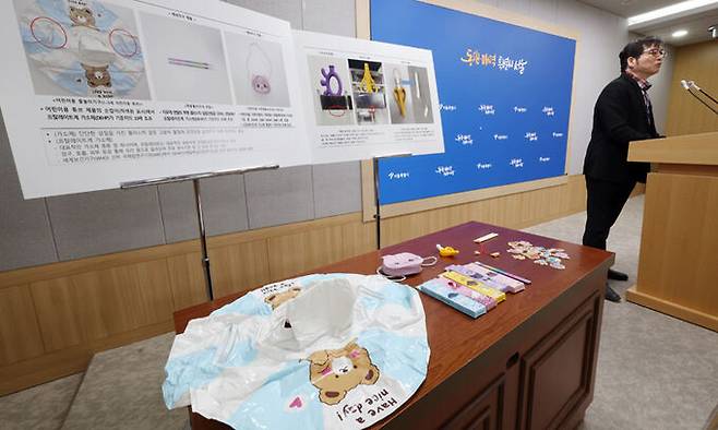 지난 4월 8일 송호제 서울시 노동·공정·상생정책관이 시청 브리핑룸에서 해외 온라인 쇼핑 플랫폼 판매 제품 31개 안전성 검사 결과 브리핑을 하고 있다. 시에 따르면 이 중 어린이용 튜브, 연필, 지갑 제품에서 발암물질이 기준치 이상 검출돼 부적합 판정됐다. 뉴시스