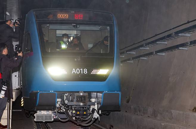 지난 2월 23일 서울 강남구 수서역에 개통을 앞둔 수도권광역급행철도(GTX)-A 수서-동탄 구간 열차가 영업시운전을 위해 대기하고 있는 모습. 뉴시스