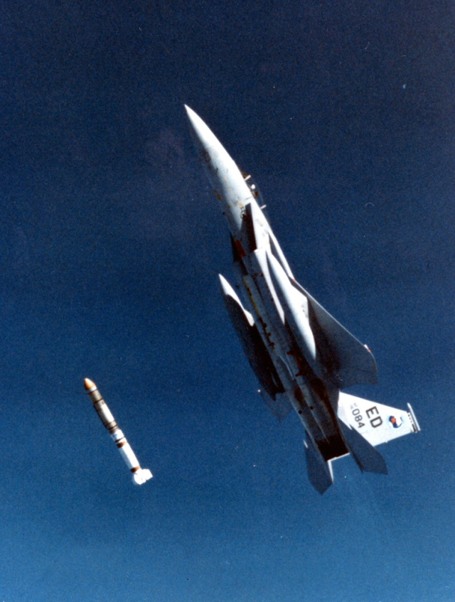 지난 1985년 9월 13일 미 공군 F-15 전투기에서 ‘ASM-135’ ASAT 미사일이 발사되고 있다. 사진=미 공군
