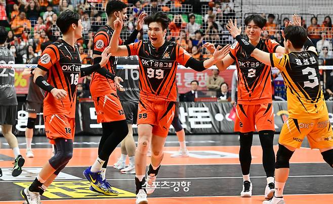 아시아쿼터 첫 시즌에 성공적이라는 평가를 받고도 V리그 잔류에 실패한 OK금융그룹의 미들블로커 바야르사이한 밧수(가운데), KOVO 제공