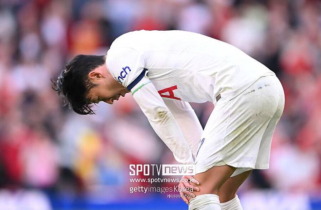 ▲ 토트넘은 6일(한국시간) 영국 리버풀의 안필드에서 열린 2023-24시즌 잉글랜드 프리미어리그 36라운드 원정 경기에서 리버풀에 2-4로 졌다. 지난 뉴캐슬 유나이티드전부터 아스널, 첼시에 이어 리버풀전도 무릎을 꿇었다. 토트넘이 4연패에 빠진 건 2004년 이후 20년 만이다. 시즌 초반 리그 1위를 달린 그 기세가 없어지고 말았다.