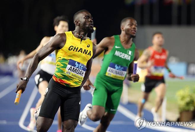 한국 남자 400ｍ 계주팀, 파리올림픽 출전 좌절 (로이터 나소=연합뉴스) 6일(한국시간) 바하마 나소에서 열린 2024 세계계주선수권대회 남자 400ｍ 계주 패자부활전 2조 경기. 한국의 마지막 주자 고승환(뒤)은 네 번째로 결승선을 통과했다.